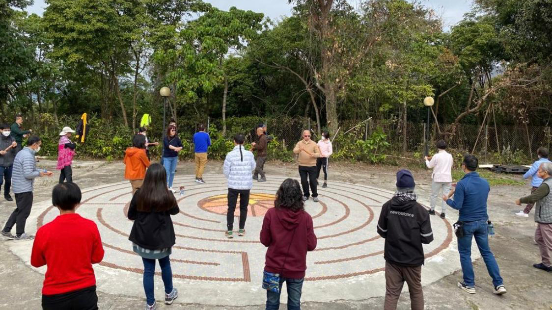 志明神父偕同一批學員細味太極靈修