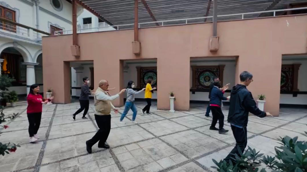 志明神父與助教們在嘉諾撒修院舉行太極靈修硏習營