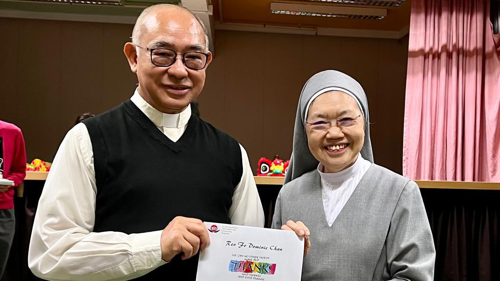志明神父為聖保祿幼兒園的老師及家長們舉行太極靈修初體驗