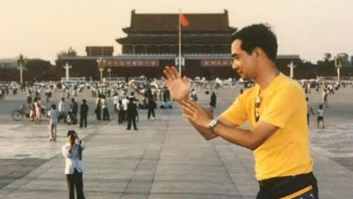 志明神父往北京八達嶺長城，回程返回北京城天安門，與他的學生齊齊耍太極。