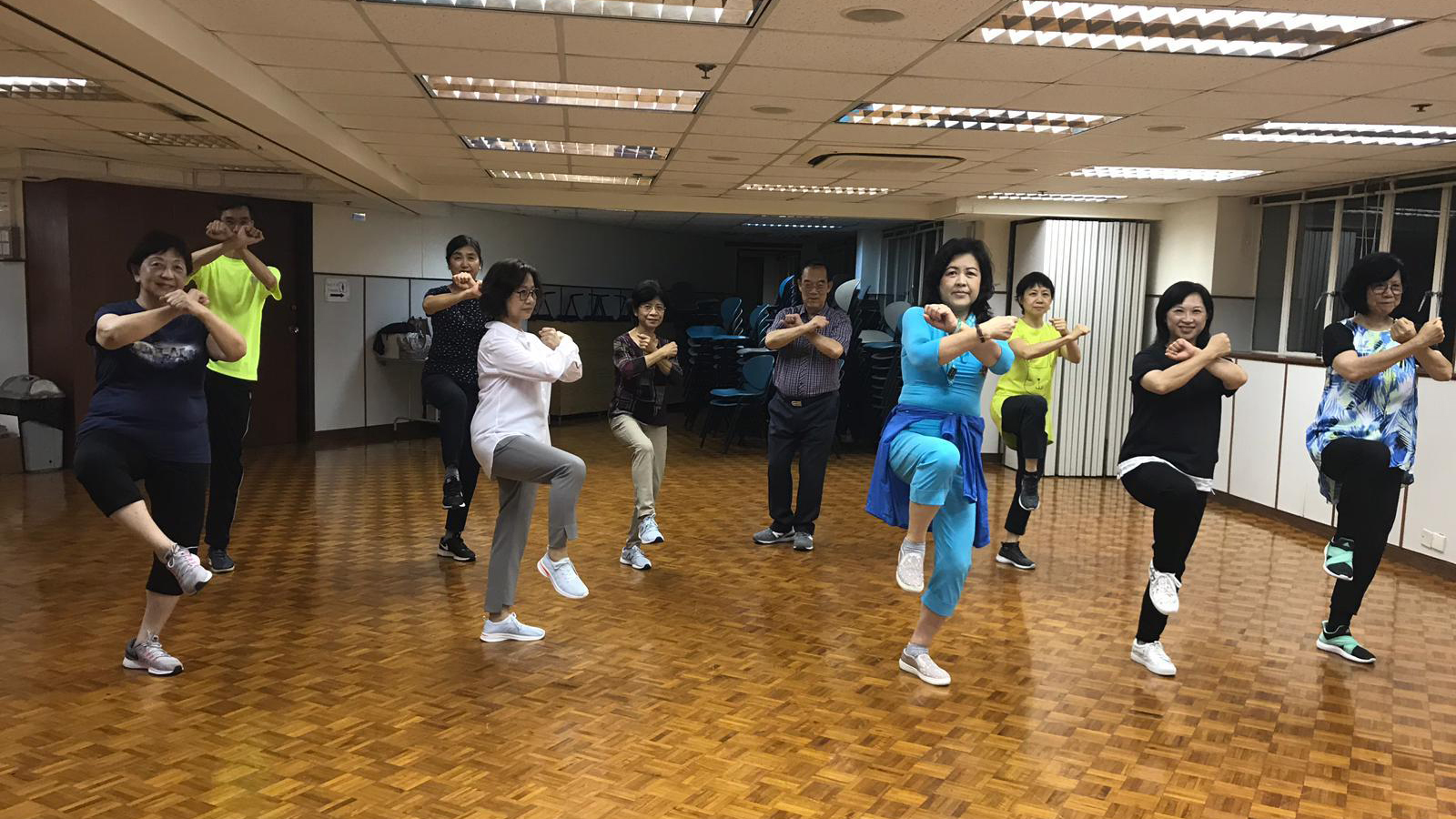 志明神父在主教座堂，向非常務送聖體員教授太極靈修